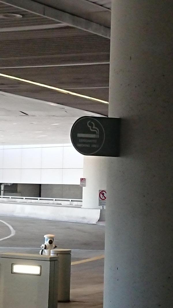 サンフランシスコ国際空港の4F出口右側に灰皿